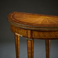 Table demi-lune en placage de satiné et marqueterie, la cein… (photo 2)