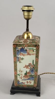 l'image d'une lampe posée sur une table