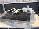 une photo d'une table en métal sur laquelle sont posés des fils