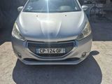 l'avant d'une voiture argentée garée devant un immeuble