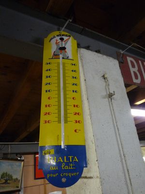 un thermomètre accroché au mur d'un immeuble