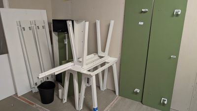 une pièce dans laquelle se trouvent plusieurs chaises blanches