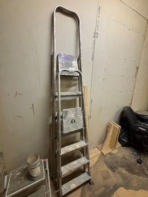 une échelle appuyée contre un mur dans une pièce