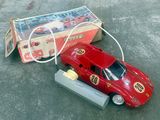 une petite voiture rouge branchée sur un chargeur