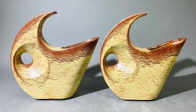 deux œuvres d'art posées sur une table