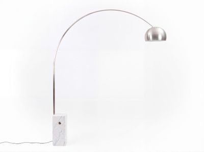 une image représentant une lampe avec un socle en marbre