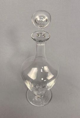 une bouteille en verre transparent munie d'un bouchon en verre
