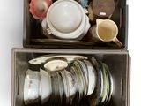 deux boîtes contenant quelques tasses et assiettes