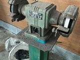 une machine posée sur une table dans une pièce