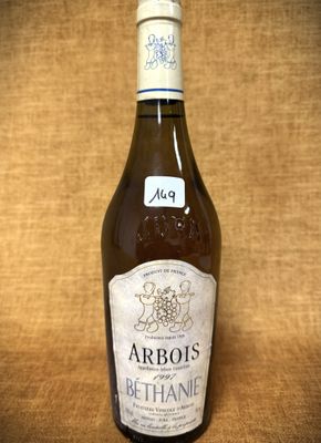 une bouteille de vin posée sur une table