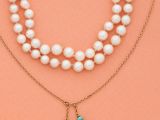 un collier composé de perles et de perles de turquoise sur fond pêche