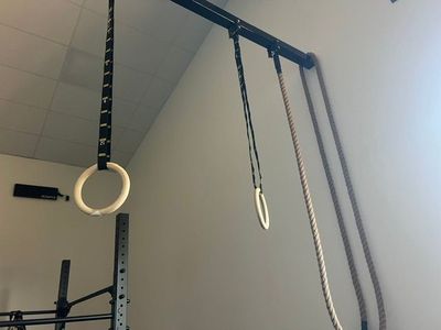 deux anneaux suspendus au plafond d'un gymnase