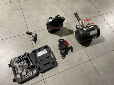 une photo d'un ensemble d'outils posé sur un sol carrelé