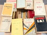 un grand nombre de livres posés sur une table