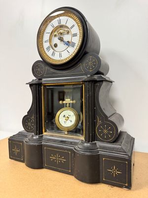 une horloge posée sur une table