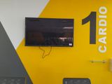 un téléviseur fixé au mur dans une salle de sport