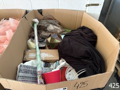 une boîte en carton remplie d'objets qui s'y trouvent