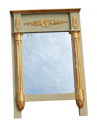 un miroir avec un cadre en or