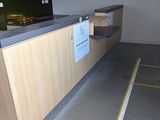 une photo d'un parking couvert avec un comptoir d'enregistrement