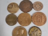 plusieurs pièces de monnaie sont disposées en cercle sur une surface blanche
