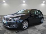 la voiture noire est garée sur un sol en damier dans le garage