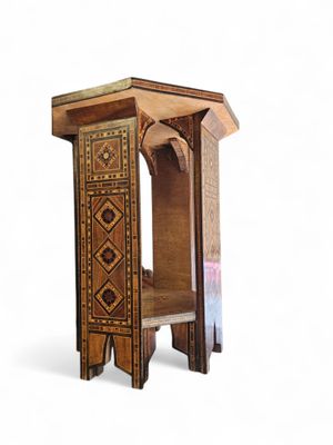 l'image d'une petite table en bois surmontée d'une étagère