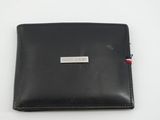 un portefeuille en cuir noir muni d'une étiquette avec un nom