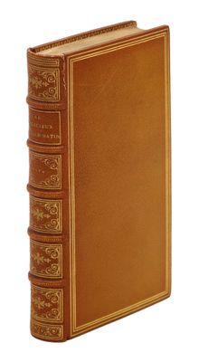 un livre marron aux bords dorés et à la couverture dorée