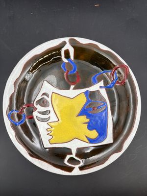 une assiette sur laquelle est dessiné un motif, posée sur une table