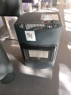 un radiateur posé par terre à côté d'une chaise