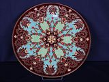 une assiette décorative ornée d'un motif floral