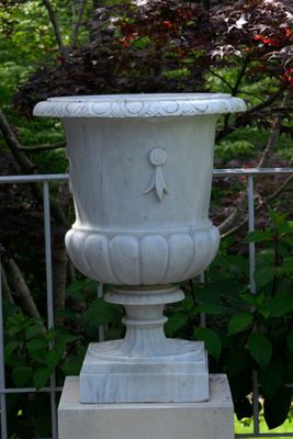 Paire de vases Médicis en marbre blanc veiné, le col à décor…