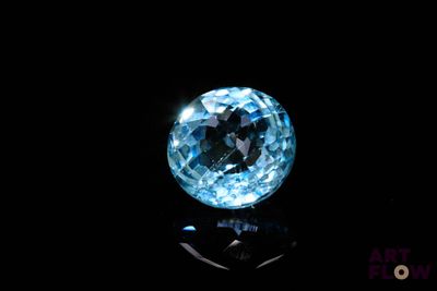gros plan d'un diamant bleu sur une surface noire
