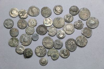 Monnaies romaines : Lot de 30 monnaies d’argent . Deniers et antoninie - Photo 1