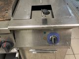 un plan de travail en acier inoxydable dans une cuisine commerciale