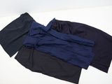 trois paires de boxers pour homme posées sur une surface blanche
