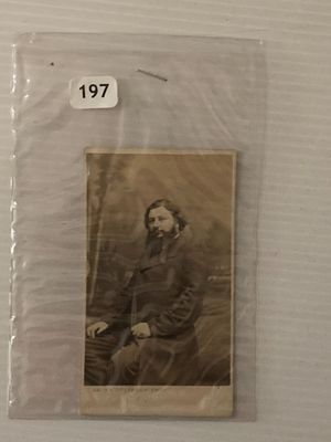 une vieille photo d'un homme assis sur une chaise