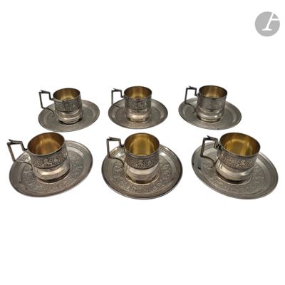 un service de six tasses et soucoupes plaquées argent