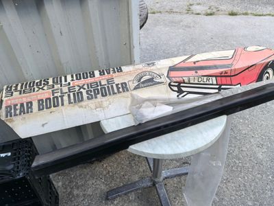 un skateboard posé sur une table à côté d'une poubelle