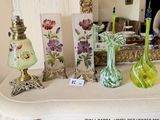 plusieurs vases posés sur une table, avec un miroir en arrière-plan