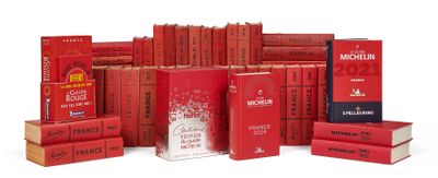 de nombreux livres rouges empilés les uns sur les autres sur une surface blanche