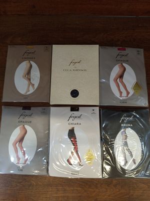 Quatre paires de bas moulants sont posées sur une table en bois.