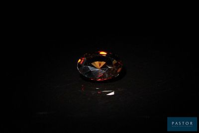 un diamant brun posé sur une surface noire
