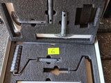 une mallette posée par terre, contenant des outils