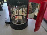 une cafetière rouge et noire posée sur une table