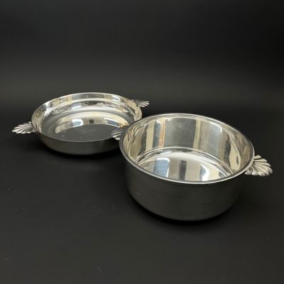 Deux plats ronds de service en métal argenté, les prises en … - Photo 1