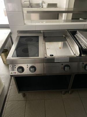 une image d'une cuisine commerciale avec des appareils en acier inoxydable