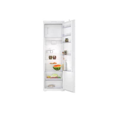 un réfrigérateur dont la porte est ouverte et dans lequel se trouve un bol de fruits