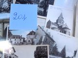 une pile de vieilles photos posées sur une table