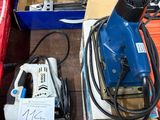 une boîte d'outils posée sur une table